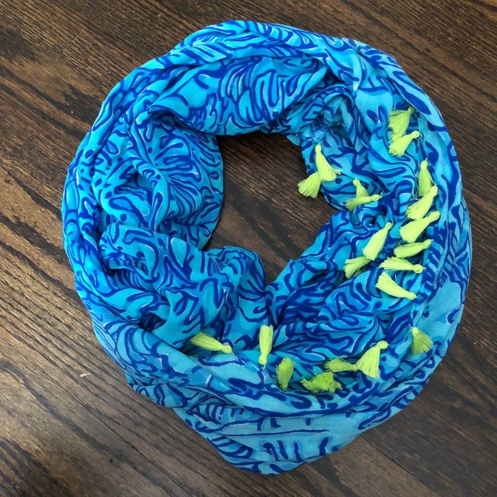 Lilly Pulitzer infinity scarf with tassles NWOT